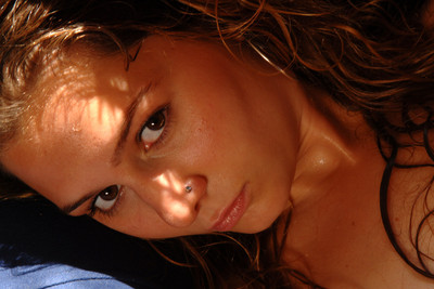 Des photos érotiques de l'adorable teen Mia Moore nue dans le soleil