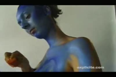 A very funny video showing Loulou and a girl bodypainting each other