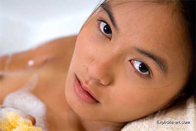 De douces photos érotiques d'une jeune beauté asiatique dans son bain